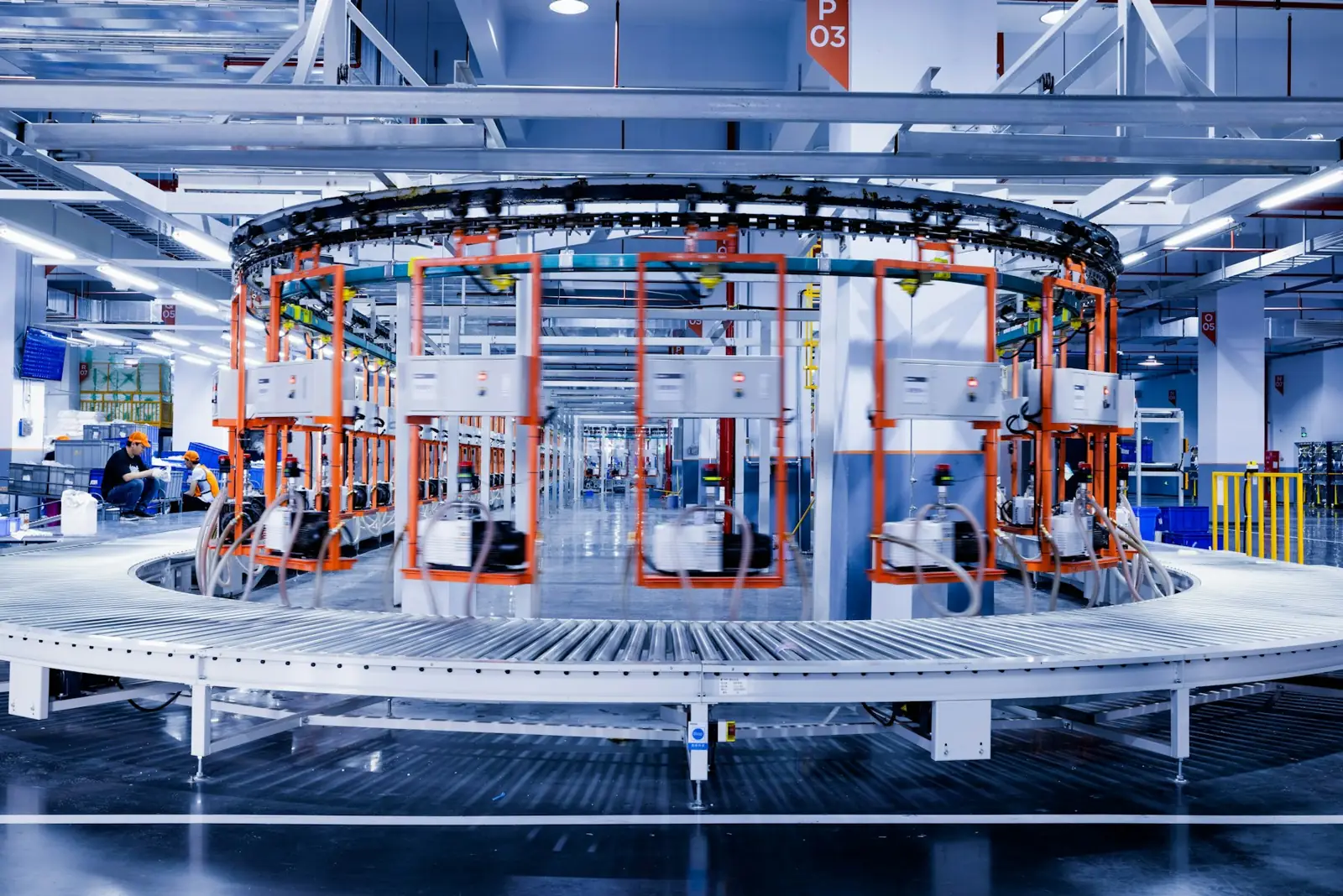 Loop conveyor with automated workstations in a modern facility